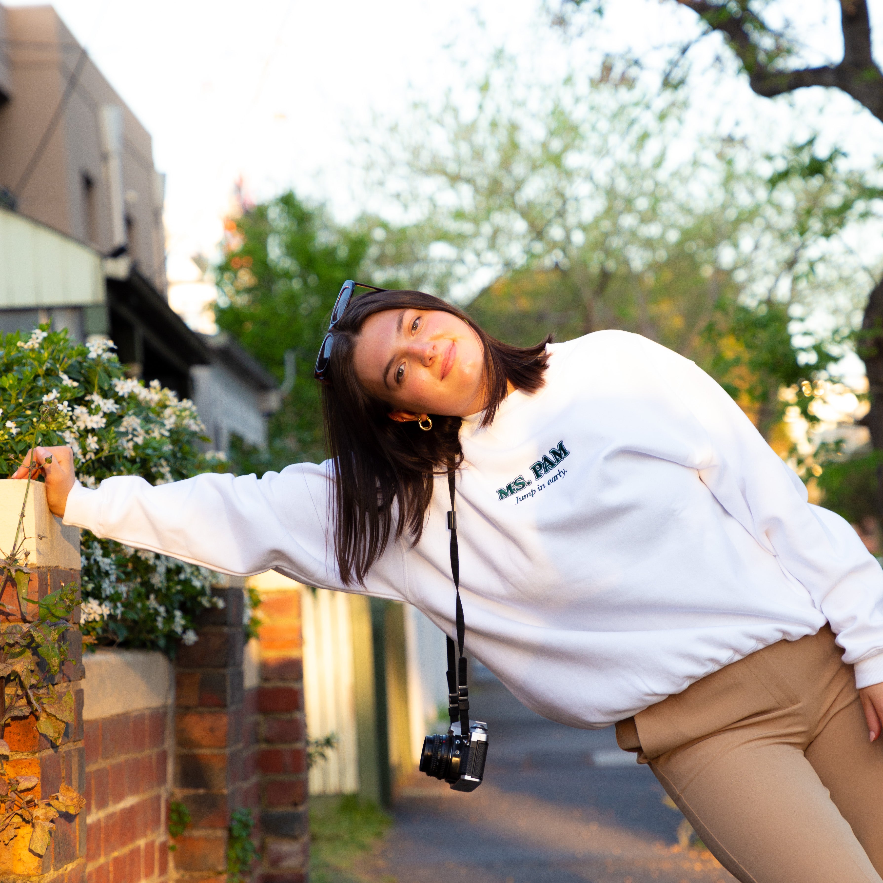 WHITE CREWNECK
